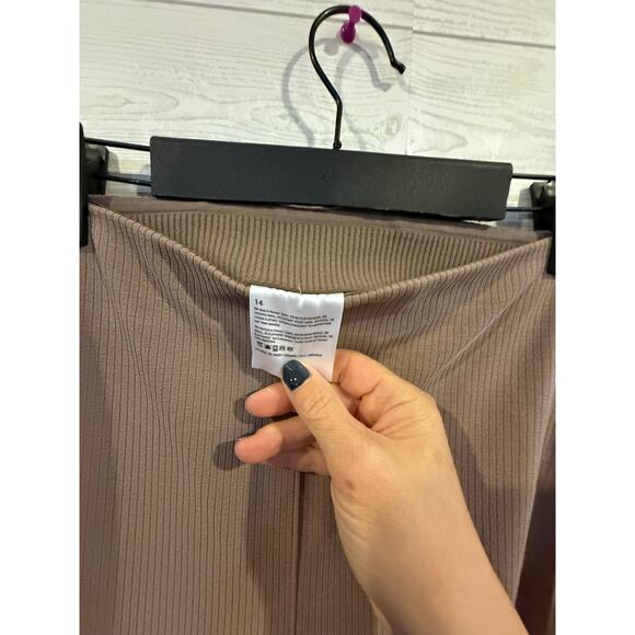 Lululemon Ribbed SoftstreSme  SZ 14  HR Crop Pant 25" Inseam TPTC Taupe - Picture 4 of 5